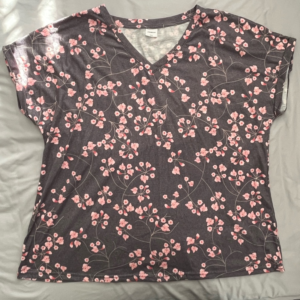 Like New Cherry Blossom V neck Tshirt. Size XXL